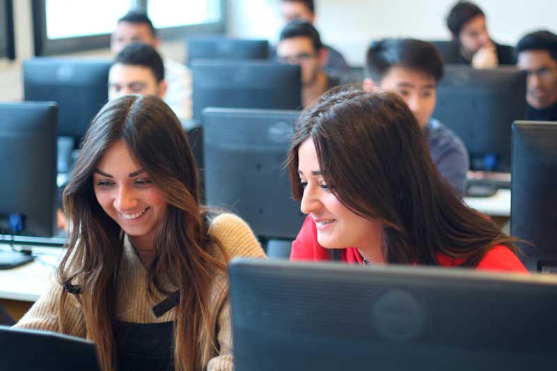 Élèves étudiants à l'ORT de Montreuil