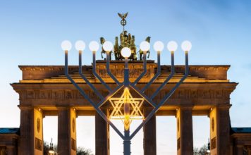 14 photos magnifiques des célébrations de Hanouka à travers le monde