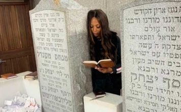 Naomi Campbell fête la hiloula du Rabbi de Loubavitch sur Instagram